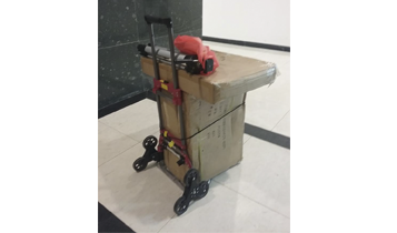 Xe kéo hàng lên cầu thang